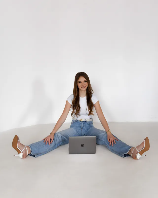 Lili a földön ül, előtte laptop